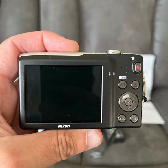 Nikon COOLPIX S3300 Silver Camera Bundle - Picture 15 of 16